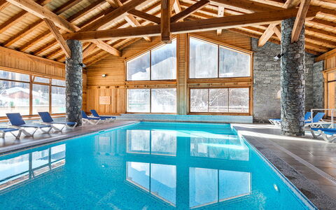 Serre Chevalier 651: L'Eau, Piscine, Meubles, Fenêtre, Bleu, Ombre, Chaise, Design Intérieur, Table, Loisir