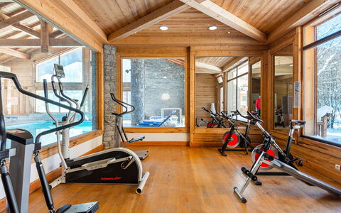 Serre Chevalier 651: Bâtiment, Fenêtre, Bois, Machine D'Exercice Physique, Design Intérieur, Maison, Sol, Sol, Faisceau, Loisir