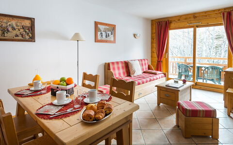 Serre Chevalier 651: Table, Meubles, Fenêtre, Cadre, Vaisselle, Aliments, Bois, Design Intérieur, Chaise, Rideau