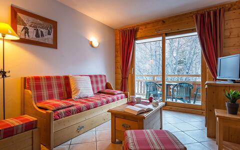 Serre Chevalier 651: Meubles, Propriété, Fenêtre, Table, Cadre, Confort, Bois, Design Intérieur, Tiroir, Éclairage