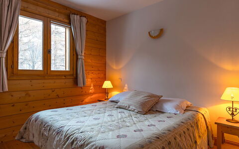 Serre Chevalier 651: Meubles, Propriété, Bâtiment, Fenêtre, Confort, Lampe, Bois, Textile, Éclairage