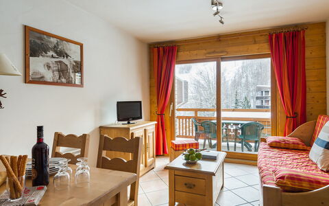 Serre Chevalier 651: Table, Cadre, Propriété, Cabinetry, Fenêtre, Rideau, Bois, Tiroir, Design Intérieur, Bureau