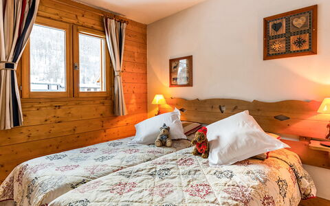 Serre Chevalier 651: Meubles, Propriété, Confort, Bois, Textile, Orange, Design Intérieur, Éclairage, Fenêtre, Cadre De Lit