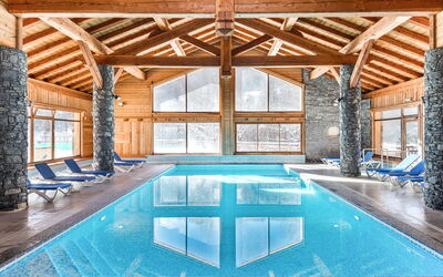 Serre Chevalier 651: L'Eau, Meubles, Piscine, Propriété, Table, Fenêtre, Bleu, Bleu Azur, Architecture, Chaise