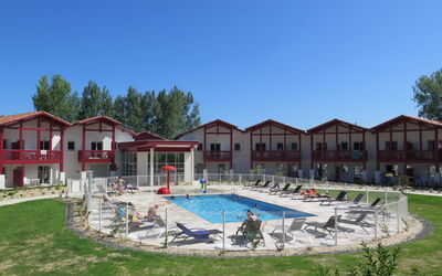 Urrugne 610: Ciel, Plante, Piscine, L'Eau, Arbre, Loisir, Bâtiment, Ombre, Zone Résidentielle, Fenêtre