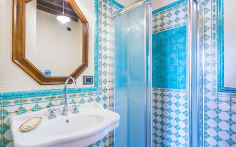 Lamore di Carla: Miroir, Robinet, Évier, Luminaire Plomberie, Lavabo, Bâtiment, Salle De Bains, Bleu, Bleu Azur, Violet