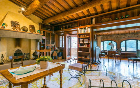 Lamore di Carla: Propriété, Table, Meubles, Chaise, Design Intérieur, Bâtiment, Bois, Sol, Fenêtre, Piscine