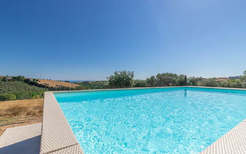 Villa Elpidio: L'Eau, Ciel, Propriété, Piscine, Rectangle, Plante, Arbre, Ombre, Loisir, Herbe