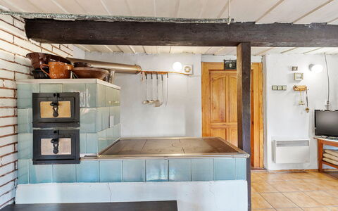 Kámen: Cabinetry, Meubles, Comptoir, Cuisine, Bois, Appareil De Cuisine, Faisceau, Design Intérieur, Tache De Bois, Sol