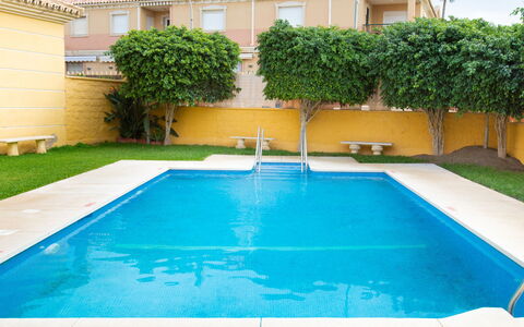 Villa Corales: L'Eau, Ciel, Nuage, Paysage Naturel, Plage, Cotiers Et Relief Océaniques, Terrain, Arbre, Horizon, Paysage