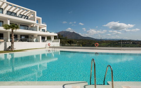 Mañanas Felices Iii: L'Eau, Ciel, Nuage, Piscine, Bâtiment, Mobilier De Jardin, Ombre, Loisir, Fenêtre, Rectangle