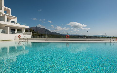 Mañanas Felices Iii: L'Eau, Nuage, Ciel, Ressources En Eau, Bâtiment, Plante, Bleu Azur, Piscine, Fenêtre, Cotiers Et Relief Océaniques