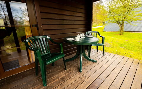 Geli: Meubles, Table, Plante, Bâtiment, Bois, Ombre, Arbre, Éclairage, Design Intérieur, Mobilier De Jardin
