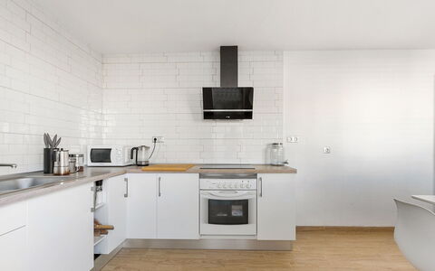 Mayor at: Cabinetry, Comptoir, Évier, Robinet, Cuisinière, Cuisine, Bois, Design Intérieur, Bâtiment, Evier