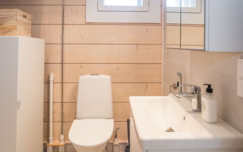 Kitkanvee 1: Siège De Toilette, Sol, Salle De Bains, Toilette, Sol, Luminaire Plomberie, Mur, Design Intérieur, Bois, Évier