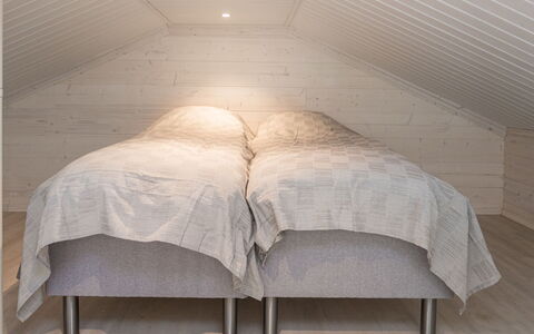 Kitkanvee 1: Plafond, Chambre, Sol, Sol, Cadre De Lit, Lit, Literie, Drap De Lit, Luminaire, Dur