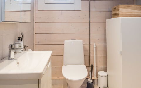 Kitkanvee 2: Siège De Toilette, Sol, Toilette, Salle De Bains, Sol, Luminaire Plomberie, Mur, Design Intérieur, Bois, Évier