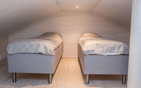Kitkanvee 2: Sol, Chambre, Plafond, Sol, Lit, Literie, Cadre De Lit, Linge, Drap De Lit, Tache De Bois