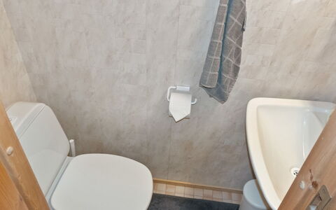 Siulapalkinen a 4: Siège De Toilette, Luminaire Plomberie, Mur, Salle De Bains, Sol, Toilette, Sol, Lavabo, Évier, Plomberie
