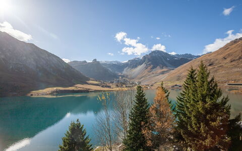 Le Grande Motte (Le Lac): Neige, Ciel, Nuage, Montagne, Bâtiment, Pente, Arbre, Plante, Maison, Paysage Naturel