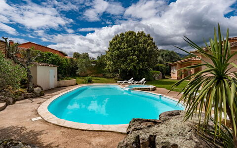 Corba Bala: L'Eau, Nuage, Plante, Ciel, Propriété, Piscine, Bleu Azur, La Nature, Arbre, Plan D'Eau
