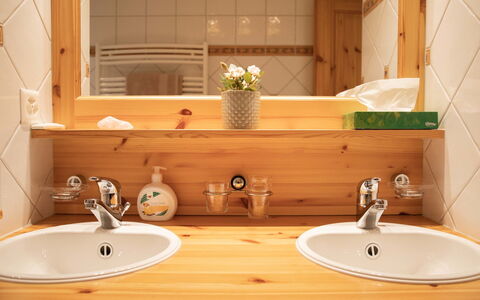 Villars 761: Marron, Robinet, Évier, Luminaire Plomberie, Lavabo, Propriété, Cabinetry, Bois, Armoire De Toilette, Salle De Bains