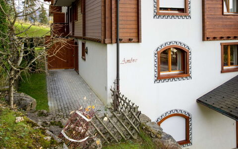 Villars 761: Plante, Bâtiment, Fenêtre, Bois, Jaune, Quartier, Zone Résidentielle, Chalet, Escaliers, Design Urbain