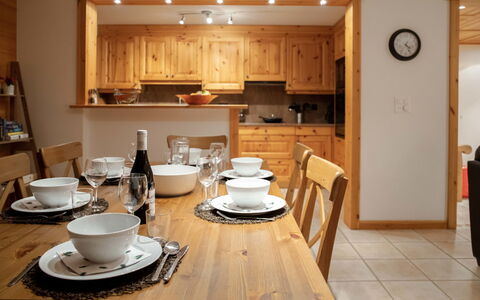 Ambre 1: Table, Vaisselle, Propriété, Meubles, Vaisselle, Bois, Drinkware, Cabinetry, Chaise, Comptoir