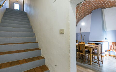 Casciana Terme 858: Propriété, Meubles, Escaliers, Bois, Table, Chaise, Architecture, Design Intérieur, Mur, Bâtiment
