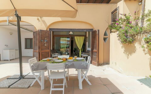 Robby: Meubles, Design Intérieur, Sol, Chaise, Sol, Table, Table Cuisine Et Salle A Manger, Ombre, Plafond, Tache De Bois