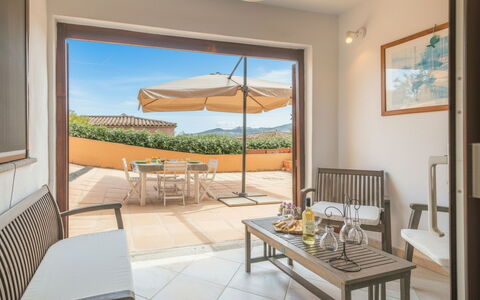 Robby: Meubles, Design Intérieur, Sol, Chaise, Sol, Table, Table Cuisine Et Salle A Manger, Ombre, Plafond, Tache De Bois