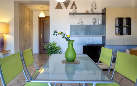 Robby: Meubles, Design Intérieur, Sol, Mur, Table, Chaise, Bois, Sol, Salle À Manger, Plafond