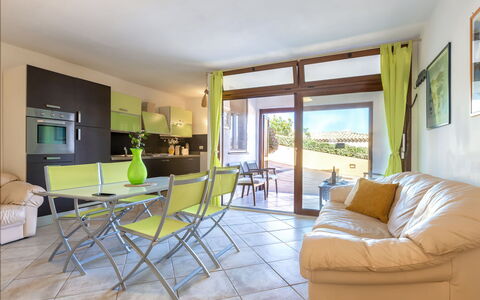 Robby: Meubles, Design Intérieur, Sol, Sol, Plafond, Pièce, Table, Canapé, Chaise, Salon