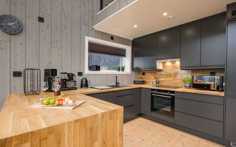 Kaja: Cabinetry, Comptoir, Robinet, Meubles, Cuisine, Cuisinière, Appareil De Cuisine, Evier, Évier, Bois