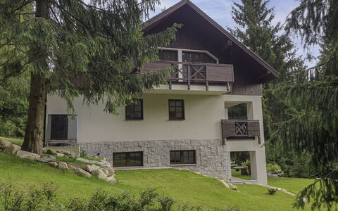 Harrachov 130: Neige, Ciel, Montagne, Fenêtre, Nuage, Bâtiment, Maison, Pente, Arbre, Chalet
