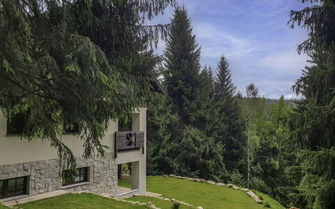 Harrachov 130: Neige, Ciel, Montagne, Fenêtre, Nuage, Bâtiment, Maison, Pente, Arbre, Chalet