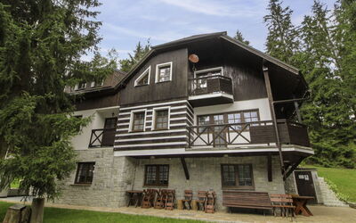 Harrachov 130: Neige, Ciel, Montagne, Fenêtre, Nuage, Bâtiment, Maison, Pente, Arbre, Chalet