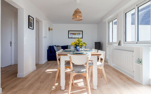Les Mouettes: Table, Fenêtre, Bois, Bâtiment, Chaise, Design Intérieur, Peindre, Sol, Tache De Bois, Sol