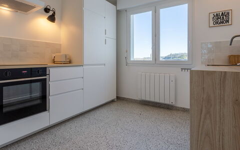 Les Mouettes: Cabinetry, Comptoir, Bâtiment, Fenêtre, Cuisine, Éclairage, Bois, Appareil De Cuisine, Sol, Design Intérieur