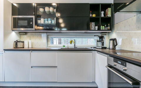 Villa Heksa: Balcon, Appartement, Ombre, Verre, Condominium, Balustrade, Porche, Daylighting, Plate-Forme, Mobilier De Jardin