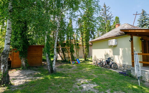 Liget: Plante, Vélo, Roue, Bâtiment, Ciel, Arbre, Lot Terre, Ombre, Herbe
