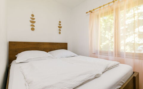 Liget: Propriété, Meubles, Fenêtre, Bâtiment, Bois, Confort, Design Intérieur, Ombre, Sol