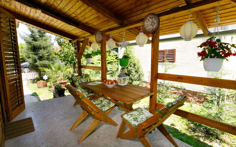 Liget: Plante, Propriété, Bâtiment, Bois, Ombre, Fleur, Design Intérieur, Mobilier De Jardin, Table, Arbre