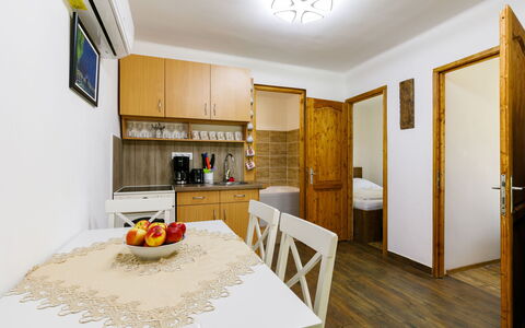 Liget: Meubles, Propriété, Cabinetry, Table, Comptoir, Design Intérieur, Bois, Éclairage, Orange, Sol