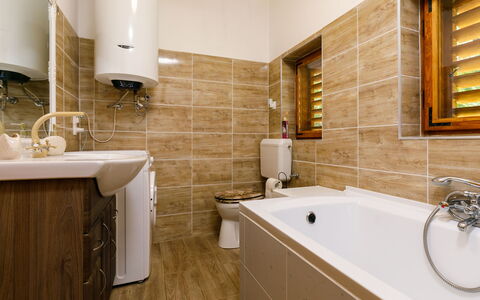 Liget: Baignoire, Luminaire Plomberie, Robinet, Propriété, Armoire De Toilette, Bâtiment, Bois, Salle De Bains, Design Intérieur