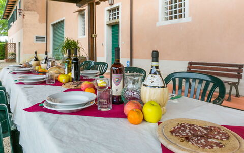 Scaletta + Girasole: Aliments, Table, Vaisselle, Meubles, Fenêtre, Assiette, Vaisselle, Nappe De Table, Bouteille, Chaise