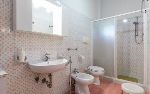 Scaletta + Girasole: Miroir, Luminaire Plomberie, Évier, Propriété, Robinet, Lavabo, Salle De Bains, Violet, Tete De Douche, Design Intérieur