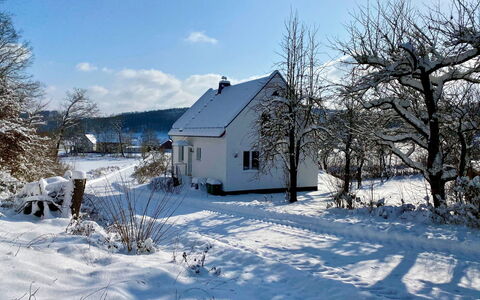 Forsthaus Gut Malberg: Ciel, Nuage, Neige, Bâtiment, Fenêtre, Plante, Maison, Arbre, Paysage Naturel, Pente