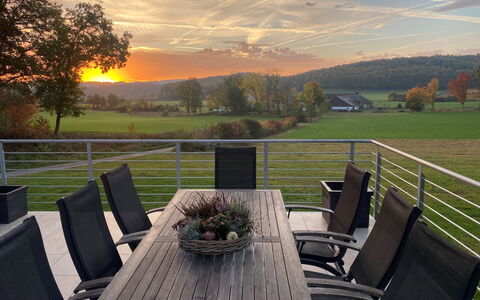 Forsthaus Gut Malberg: Nuage, Ciel, Plante, Meubles, Table, Chaise, La Nature, Clôture, Arbre, Mobilier De Jardin
