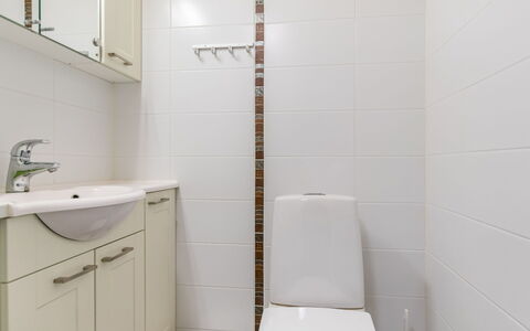 Otso: Salle De Bains, Siège De Toilette, Luminaire Plomberie, Toilette, Sol, Mur, Lavabo, Design Intérieur, Évier, Sol